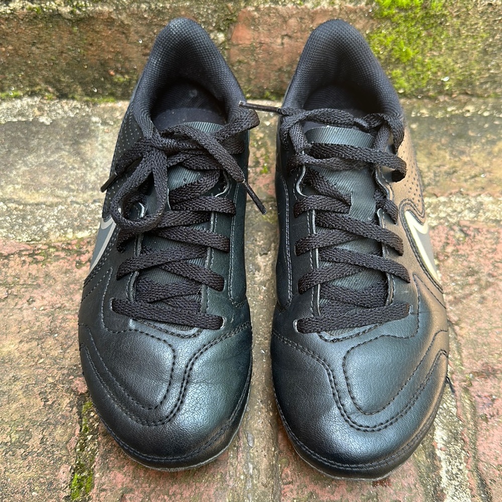 Nike Tiempo Soccer Cleats Youth Size 1